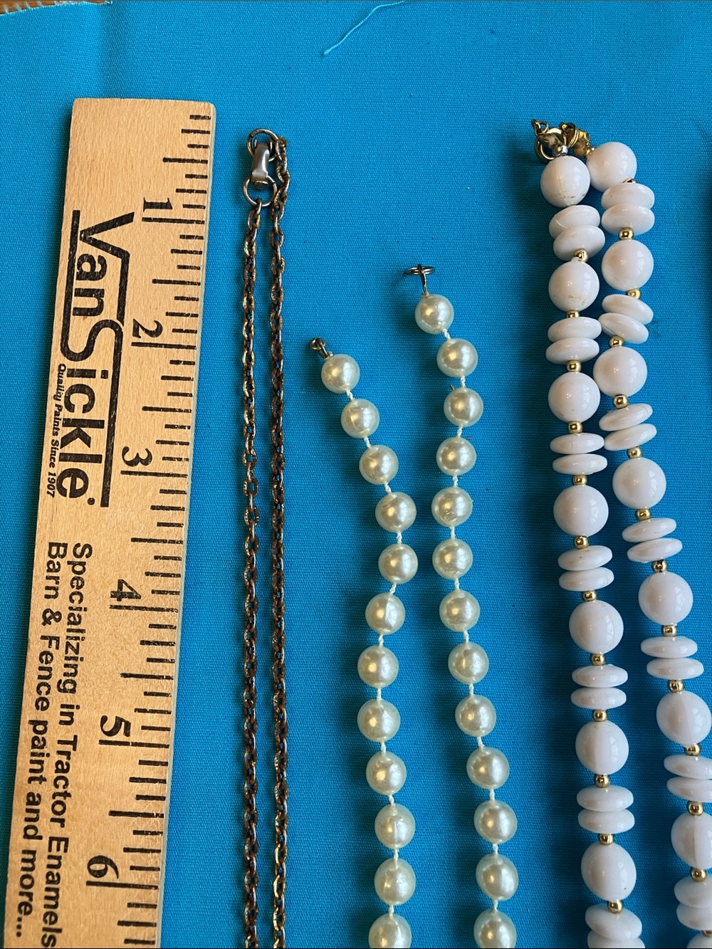 Vintage lot of women’s necklaces. Faux pearl, antique gold look owl, real shells - Picture 2 of 5